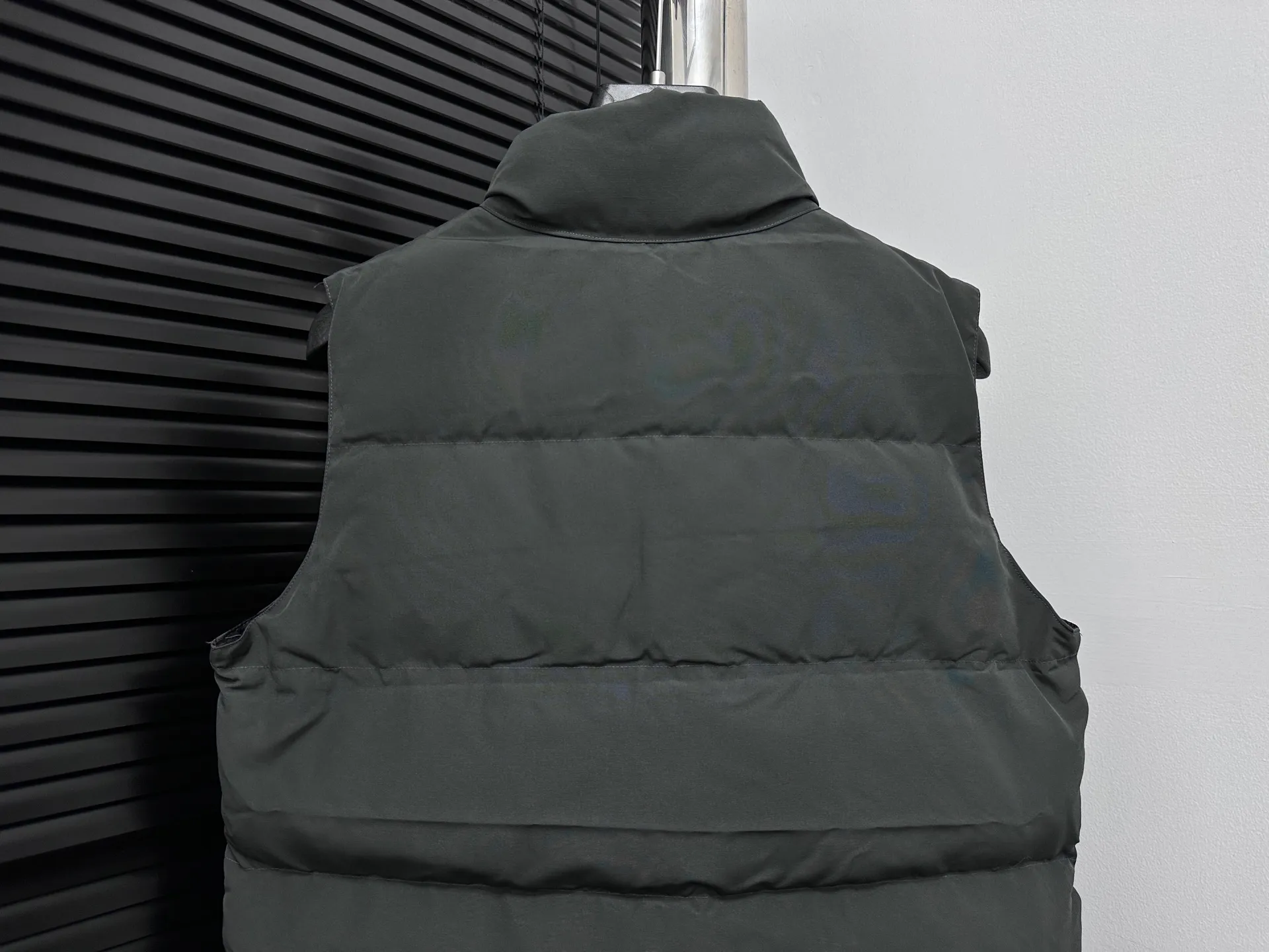 P360 [Canada Goose] Canada Goose #Freestyle Crew 4154M Men’s and Women’s Vest Down# ➖ Imported Behringer embroidery machine with customized 10,000-needle embroidery logo! ➖ Imported 21-count polyester-cotton blended original fabric, using Feather-Light 10D waterproof coating fabric, made of 84.5% polyester fiber and 15.5% cotton, 100% the best feel in the entire network! ➖ The genuine official website uses the national standard 80 white duck down, and will never be misled by false claims such as 90 down or goose down! ➖ 100% nylon nylon lining with double double-layer sealing design to prevent velvet from running away. Top-grade polar fleece is used in the collar and pockets to keep warm and comfortable! ➖ Yoshida YKK provides original custom-made electroplated sliders. YKK two-way lockable zippers are tight and smooth and will not peel off paint! ➖ 3M composite original Velcro is durable, and all accessories and hardware are disassembled and customized! ⛔No slander, no exaggeration, no need for too much copywriting, because it is focused, it is professional!  SIZE: XS S M L XL XXL